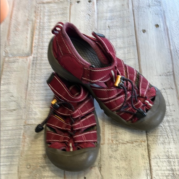 KEEN KIDS OUTDOOR BURGUNDY SANDALS SIZE 2 - Picture 1 of 10